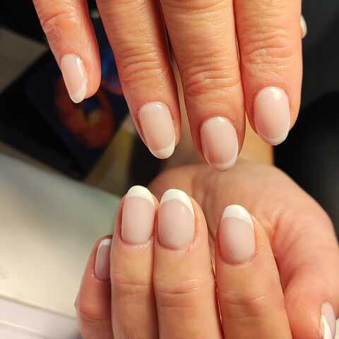 💅 French manicure – klasyka, która nigdy nie wychodzi z mody 🤍

🌸 Uniwersalność – pasuje absolutnie do wszystkiego!

🤍 Naturalny efekt – delikatna, mleczna baza z subtelnie białą końcówką podkreśla naturalne piękno dłoni.
To idealne rozwiązanie dla osób, które cenią elegancję w prostocie i chcą wyglądać schludnie bez przesady...

Efekt? Czysto, świeżo i z klasą. 🌷
