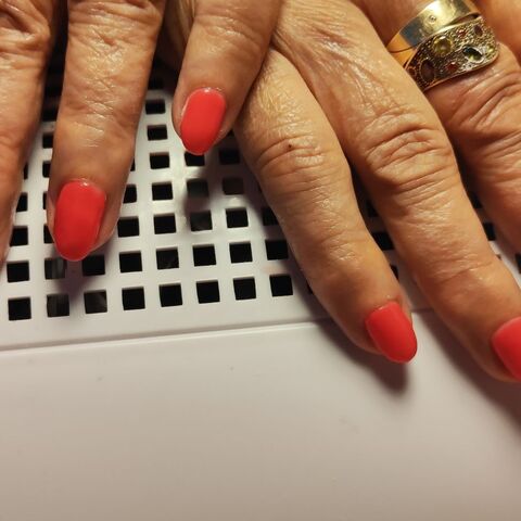 ❤️ Czerwone paznokcie – klasyka, która zawsze wygląda elegancko i kobieco.
🌸 Skórki? Bardzo delikatne, więc tym razem tylko lekkie opracowanie – bez wycinania.
👵 To pierwsza wizyta naszej cudownej klientki, która przyszła ze stresem przed frezarką.
Na początku nawet bała się podać dłoń 😅 Ale zaufała i efekt? 👉 Mega zadowolona! 🥰

Krok po kroku, z cierpliwością i czułością 💖
Najważniejsze, żeby każda kobieta czuła się piękna, spokojna i zadbana. 🌷

✨ Bo w JustNails każda – bez względu na wiek – jest zaopiekowana i wyjątkowa. 💕